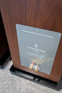 Kolumny podłogowe Audiovector QR 7 SE (orzech) – Outlet - 10