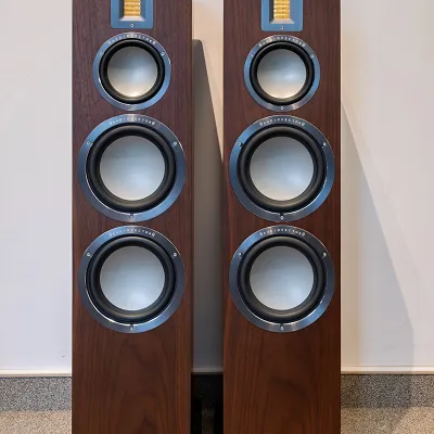 Kolumny podłogowe Audiovector QR 7 SE (orzech) – Outlet