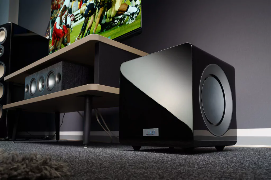 KEF KF92 to kompaktowy subwoofer z mocą 1000 W RMS, dwoma przetwornikami 9” i technologią Music Integrity Engine.