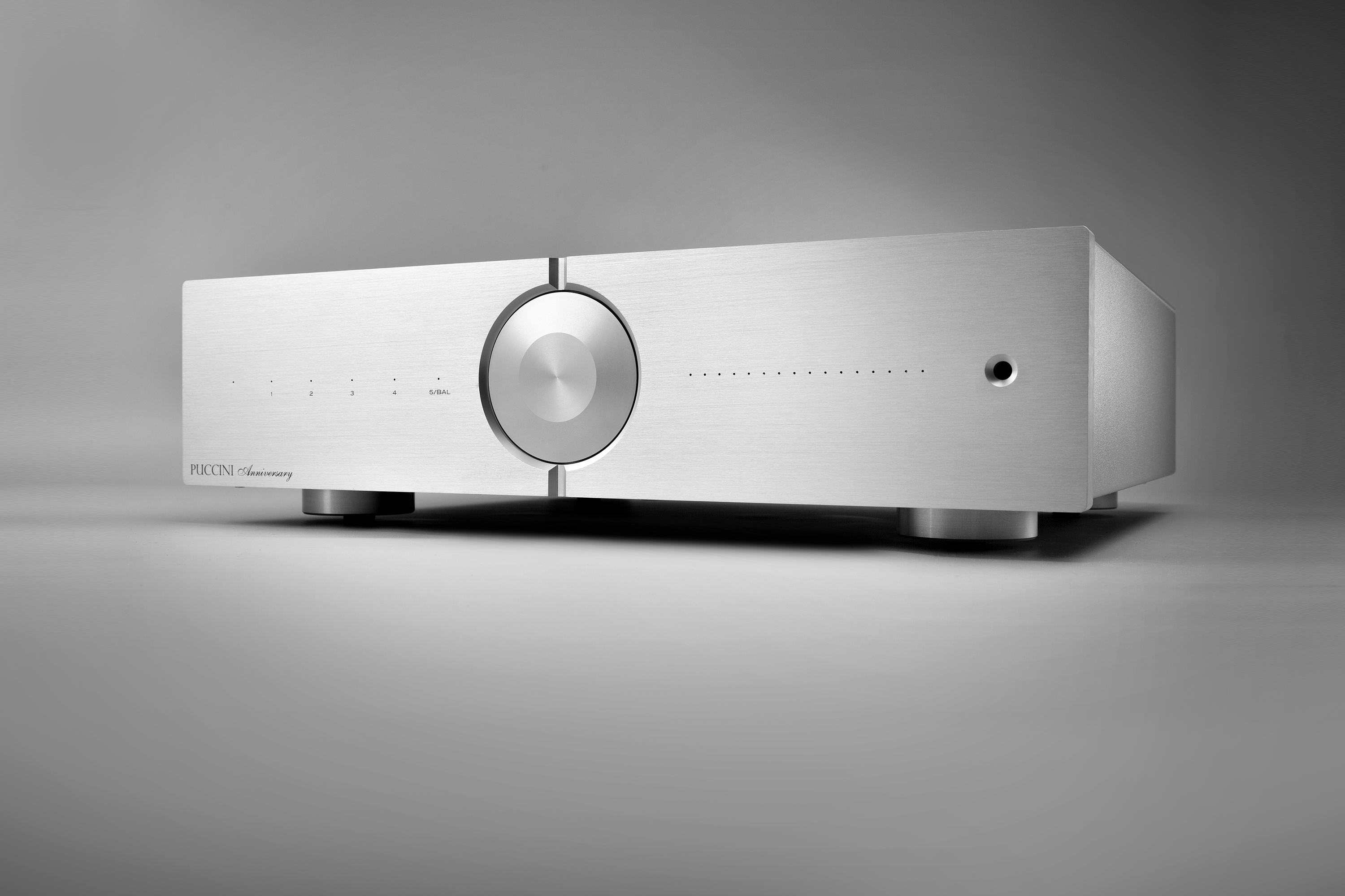 Audio Analogue Puccini Anniversary – wzmacniacz zintegrowany stereo high-end Odkryj Audio Analogue Puccini Anniversary – wzmacniacz zintegrowany bez globalnego sprzężenia zwrotnego. 150 W mocy, topowa jakość wykonania i dźwięk klasy referencyjnej.