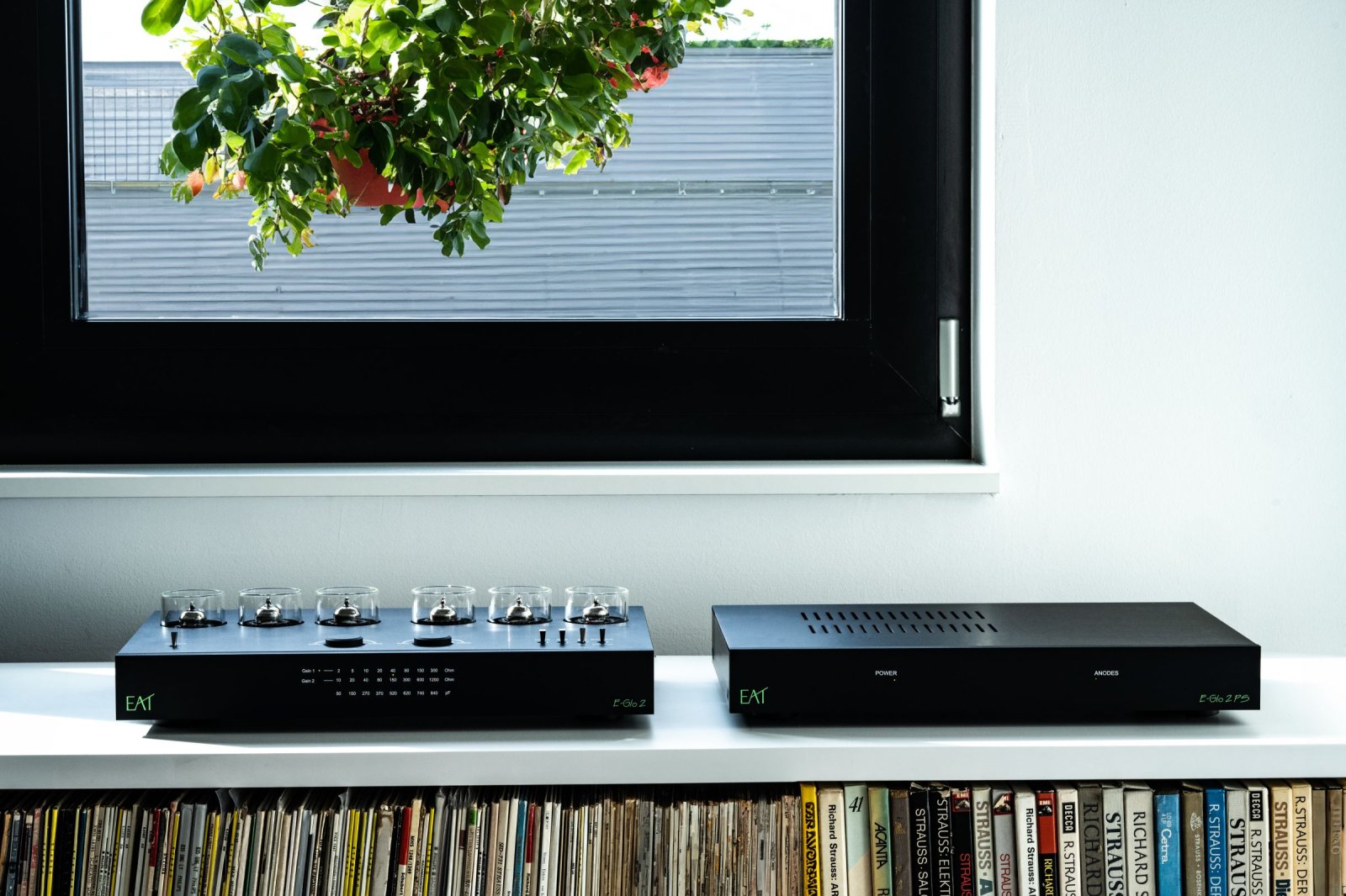 E.A.T. E-Glo II to referencyjny przedwzmacniacz gramofonowy z lampami ECC83 i ECC88.