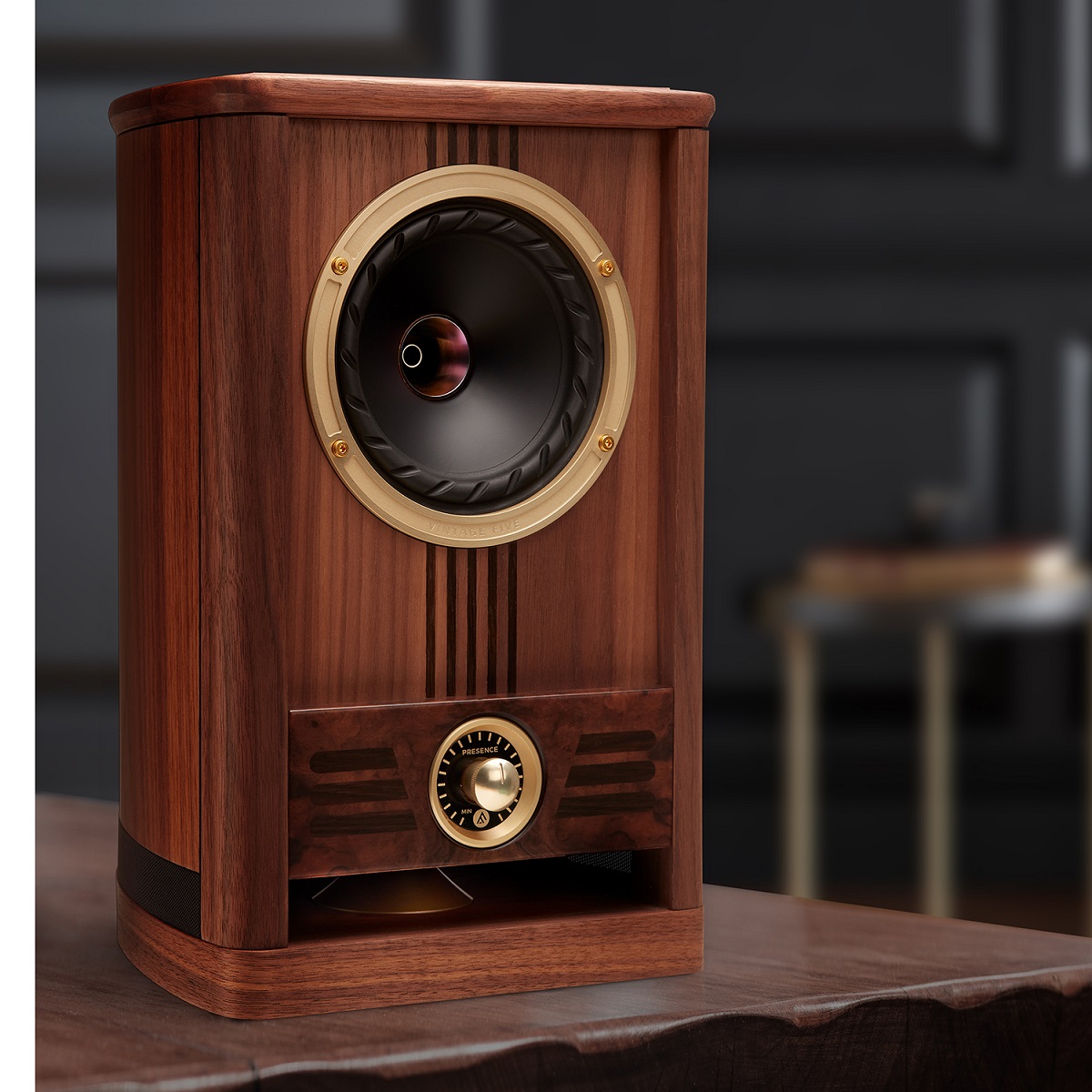 Kolumny podstawkowe Fyne Audio Vintage Five to kompaktowe głośniki Hi-Fi z 5” przetwornikiem IsoFlare, systemem BassTrax i eleganckim wykończeniem z orzecha. Idealne do mniejszych przestrzeni.