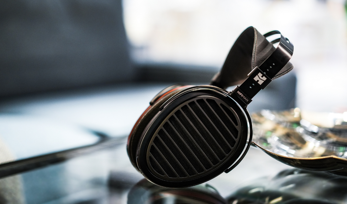 HiFiMan Arya Organic to trzecia generacja legendarnych słuchawek planarnych z technologią Stealth Magnets i drewnianym wykończeniem dla naturalnego, czystego dźwięku.