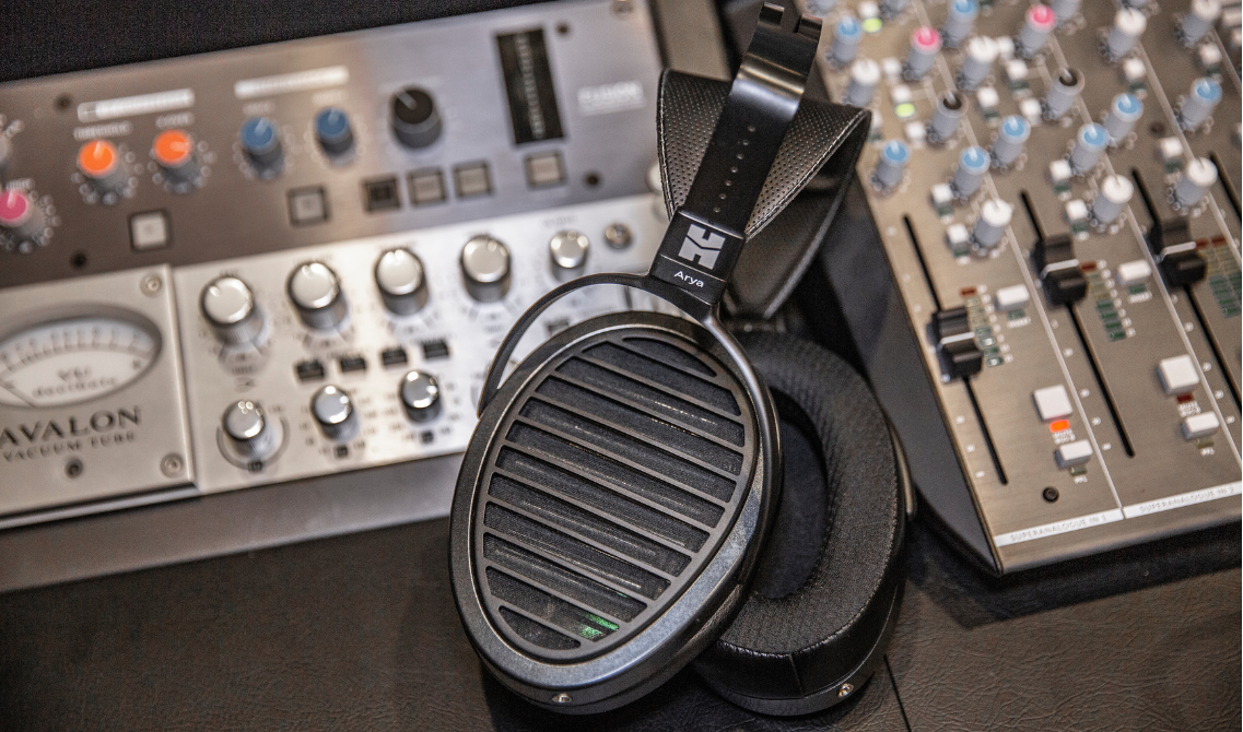 HiFiMan Arya Stealth to słuchawki planarne z technologią Stealth Magnets, oferujące czyste, naturalne brzmienie i referencyjną jakość dźwięku dla audiofilów.