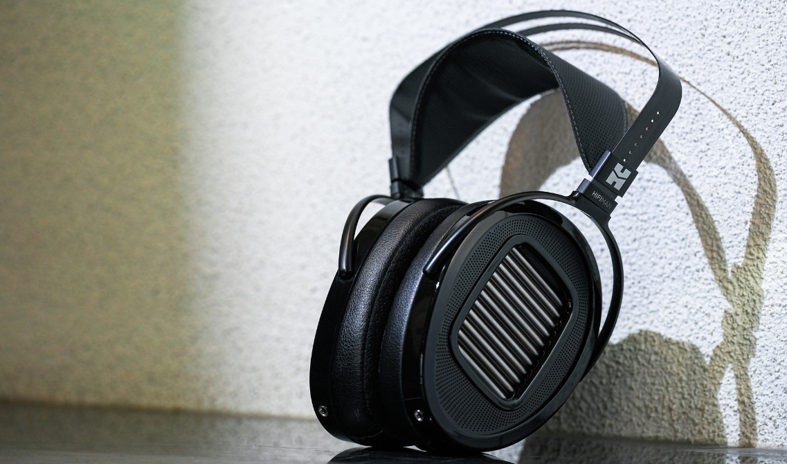 HiFiMan Arya Unveiled to planarne słuchawki z technologią UNVEILED i magnesami Stealth, oferujące czyste, przestrzenne brzmienie klasy audiofilskiej.