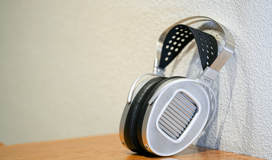 Poznaj HiFiMAN HE-1000 Unveiled – najwyższej klasy słuchawki planarne z technologią Stealth Magnets i ultracienką membraną. Otwarta konstrukcja, audiofilska jakość i niezrównany komfort odsłuchu.