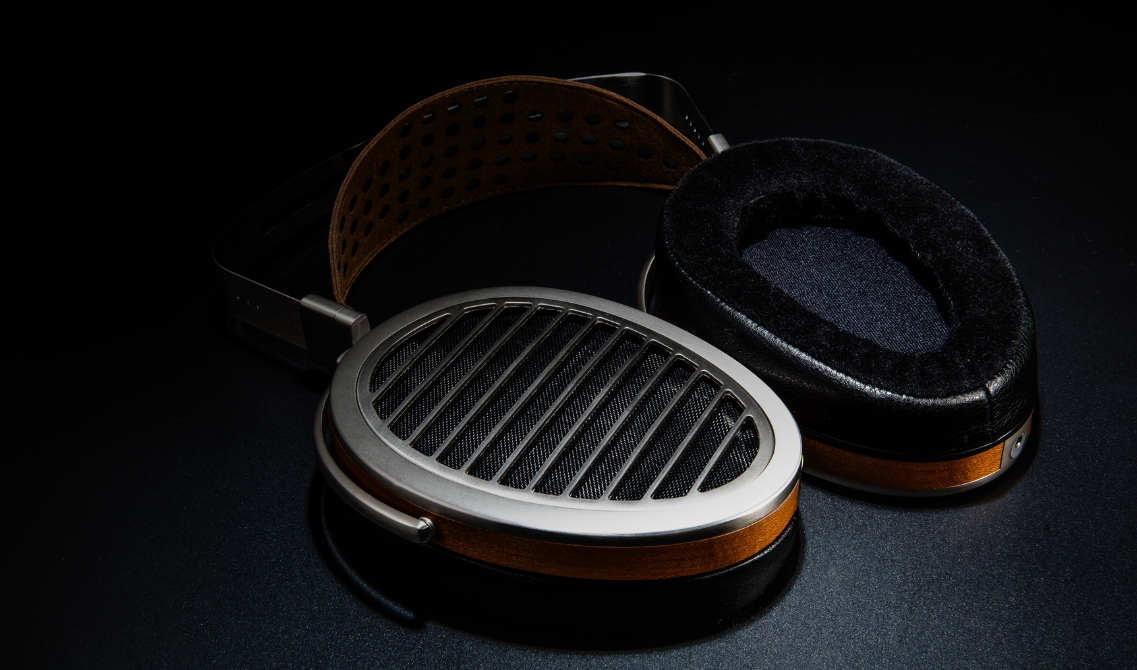 HiFiMan HE-1000 v2 Stealth to słuchawki planarne z technologią Stealth Magnets i ultracienką membraną, oferujące czyste, przestrzenne brzmienie klasy premium.