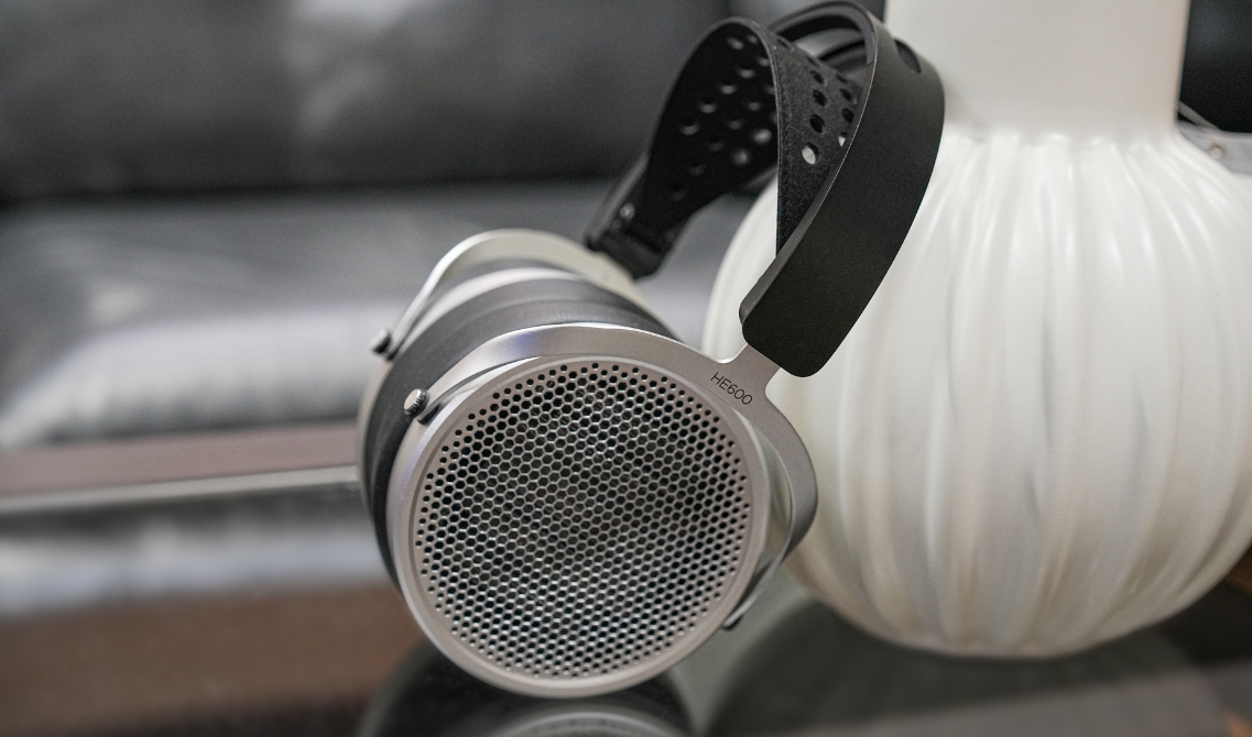 HiFiMan HE600 to otwarte słuchawki planarne o szerokiej scenie i wyjątkowej dynamice. Połączenie klasy HE6 z nowoczesną technologią i komfortem użytkowania.