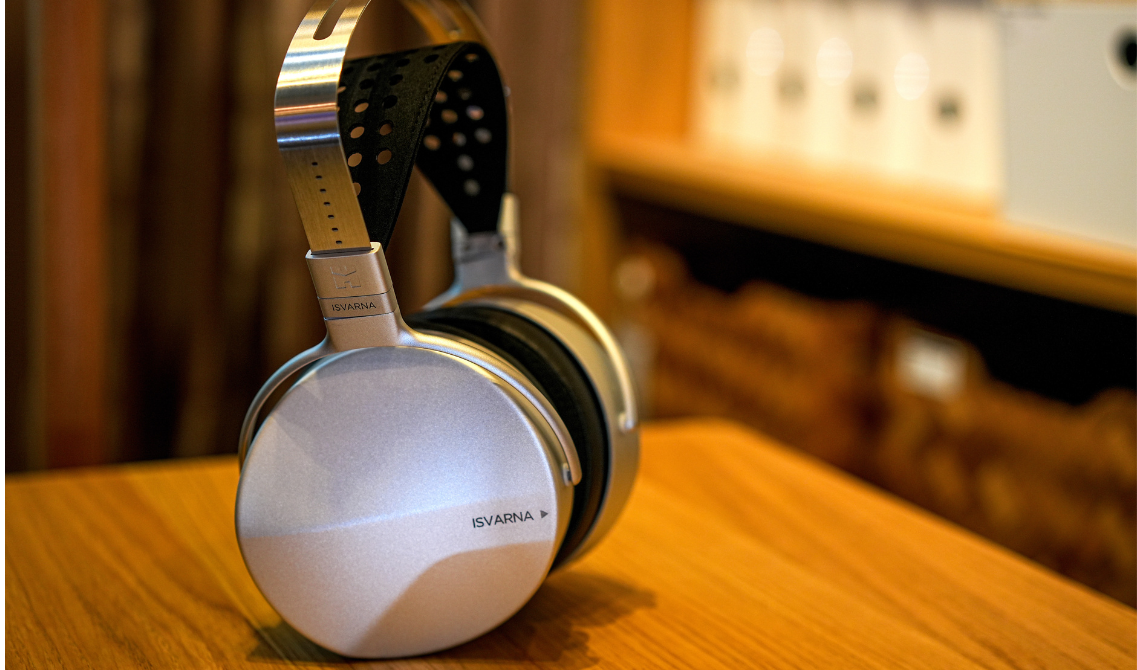 HiFiMAN Isvarna to zamknięte słuchawki planarne klasy premium z hybrydowym systemem przetworników. Wyjątkowa szczegółowość, głęboki bas i perfekcyjna izolacja.