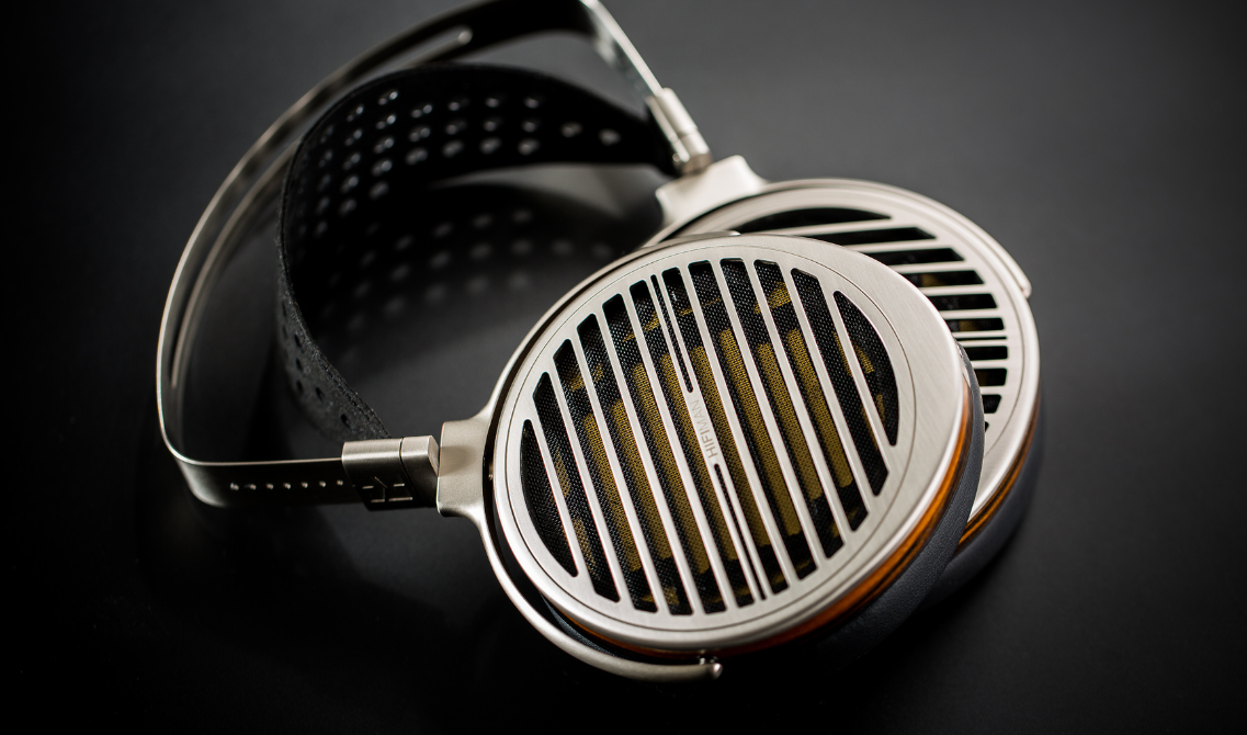 Odkryj HiFiMAN Susvara – ultra precyzyjne słuchawki planarne z membraną nanotechnologiczną, minimalnymi zniekształceniami i komfortowymi hybrydowymi nausznikami. Idealne do odsłuchu studyjnego i audiofilskiego.