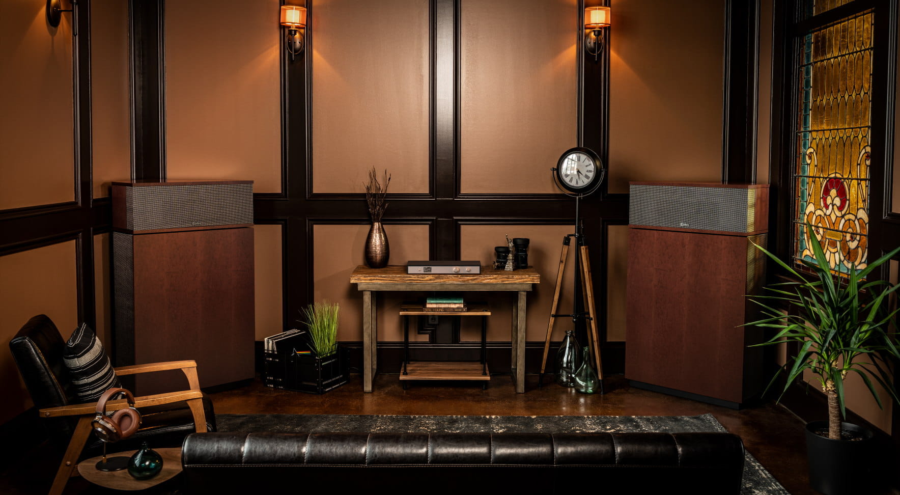 Kolumny podłogowe Klipsch Klipschorn AK-7 – legendarna jakość dźwięku Odkryj Klipsch Klipschorn AK-7 – trójdrożne kolumny podłogowe z tubową konstrukcją, nowoczesnymi przetwornikami i legendarnym brzmieniem Klipsch. Idealne do hi-endowego systemu audio.