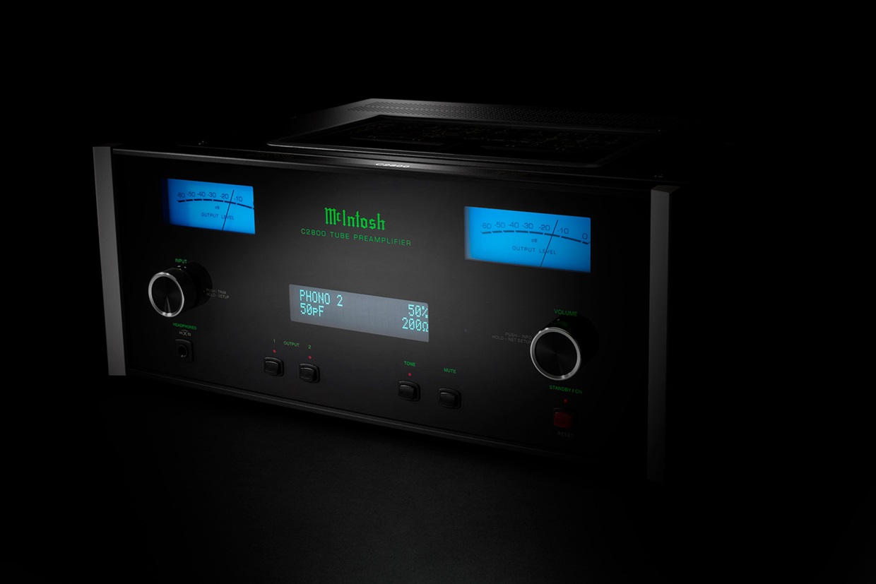 McIntosh C2800 – Referencyjny przedwzmacniacz lampowy z wejściami analogowymi i cyfrowymi McIntosh C2800 to lampowy przedwzmacniacz stereo z 16 wejściami, modułem DA2, DAC 32-bit i HDMI ARC. Idealny wybór dla audiofilów ceniących brzmienie i elastyczność.