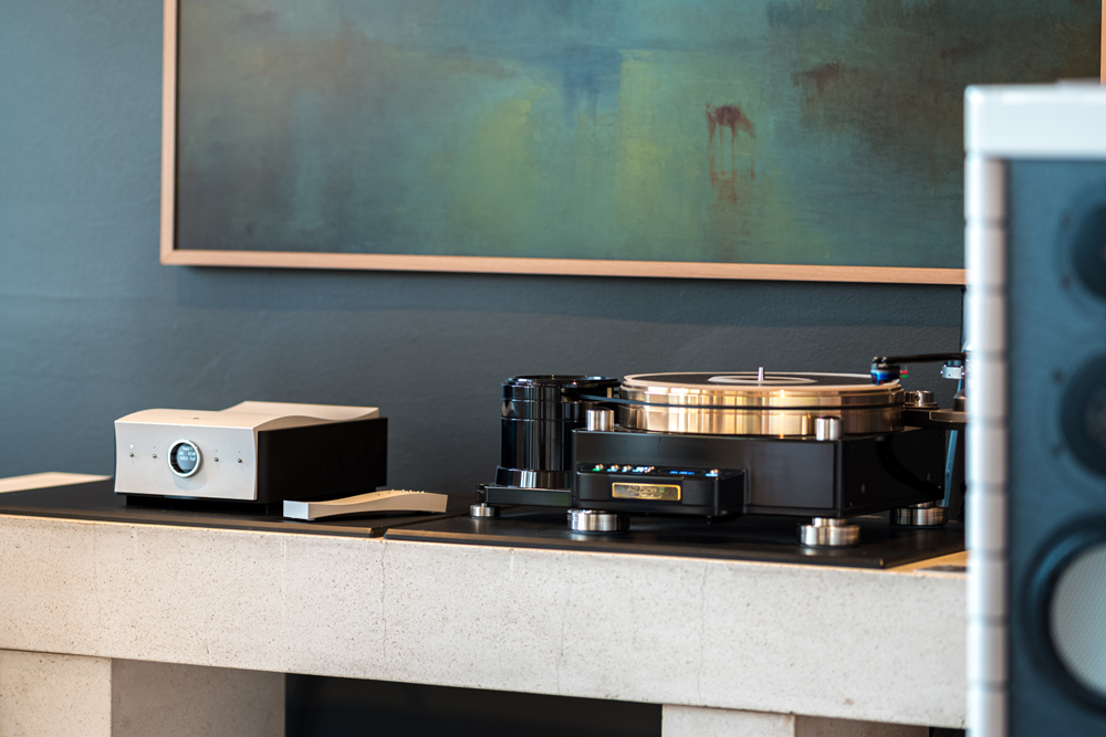 Mola Mola Lupe to high-endowy przedwzmacniacz gramofonowy z 4 wejściami, cyfrową kontrolą ustawień i ekstremalnie niskim poziomem szumów. Idealny wybór dla wymagających miłośników winylu.