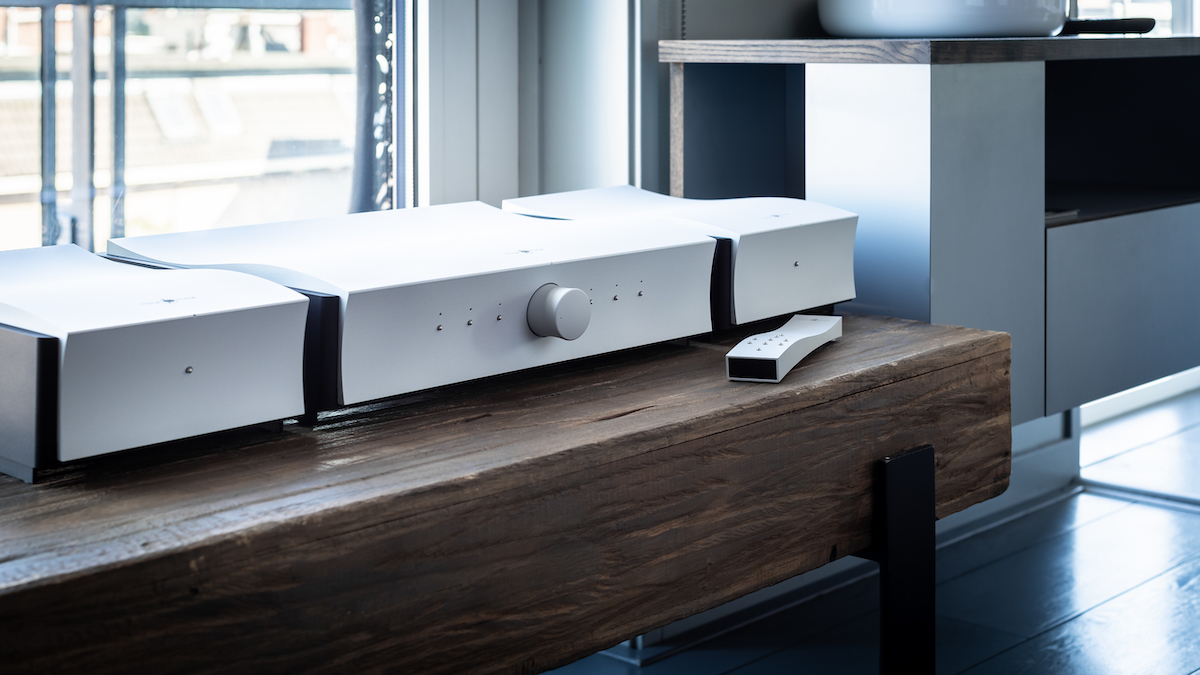 Przedwzmacniacz Mola Mola Makua to w pełni transparentny, modularny przedwzmacniacz z opcją DAC i sekcją gramofonową. Najwyższa jakość dźwięku i elastyczna konfiguracja.