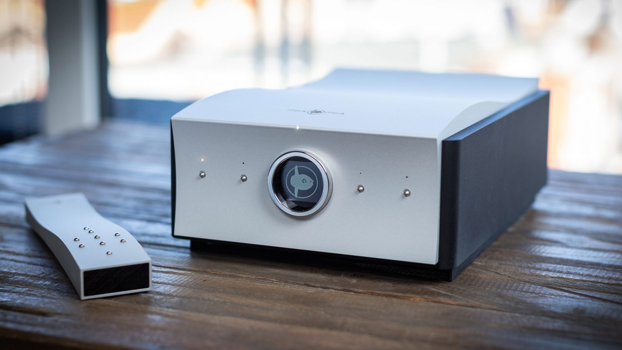 Mola Mola Tambaqui to przetwornik cyfrowo-analogowy najwyższej klasy z SNR 130 dB, obsługą PCM, DSD, Roon i Bluetooth. Idealny wybór dla systemów hi-end.