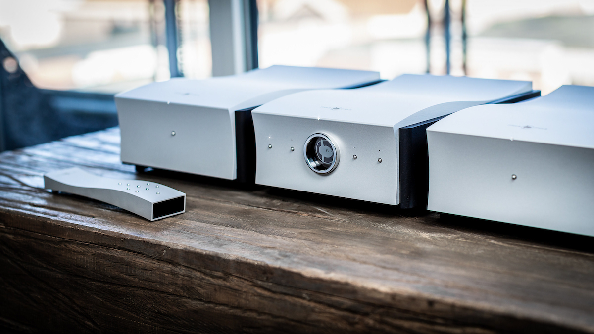 Monoblok Mola Mola Kaluga to wzmacniacz mocy klasy D z technologią Ncore®, oferujący bezkompromisowe brzmienie, ultra-niskie zniekształcenia i neutralność dźwięku. Dla wymagających audiofilów.