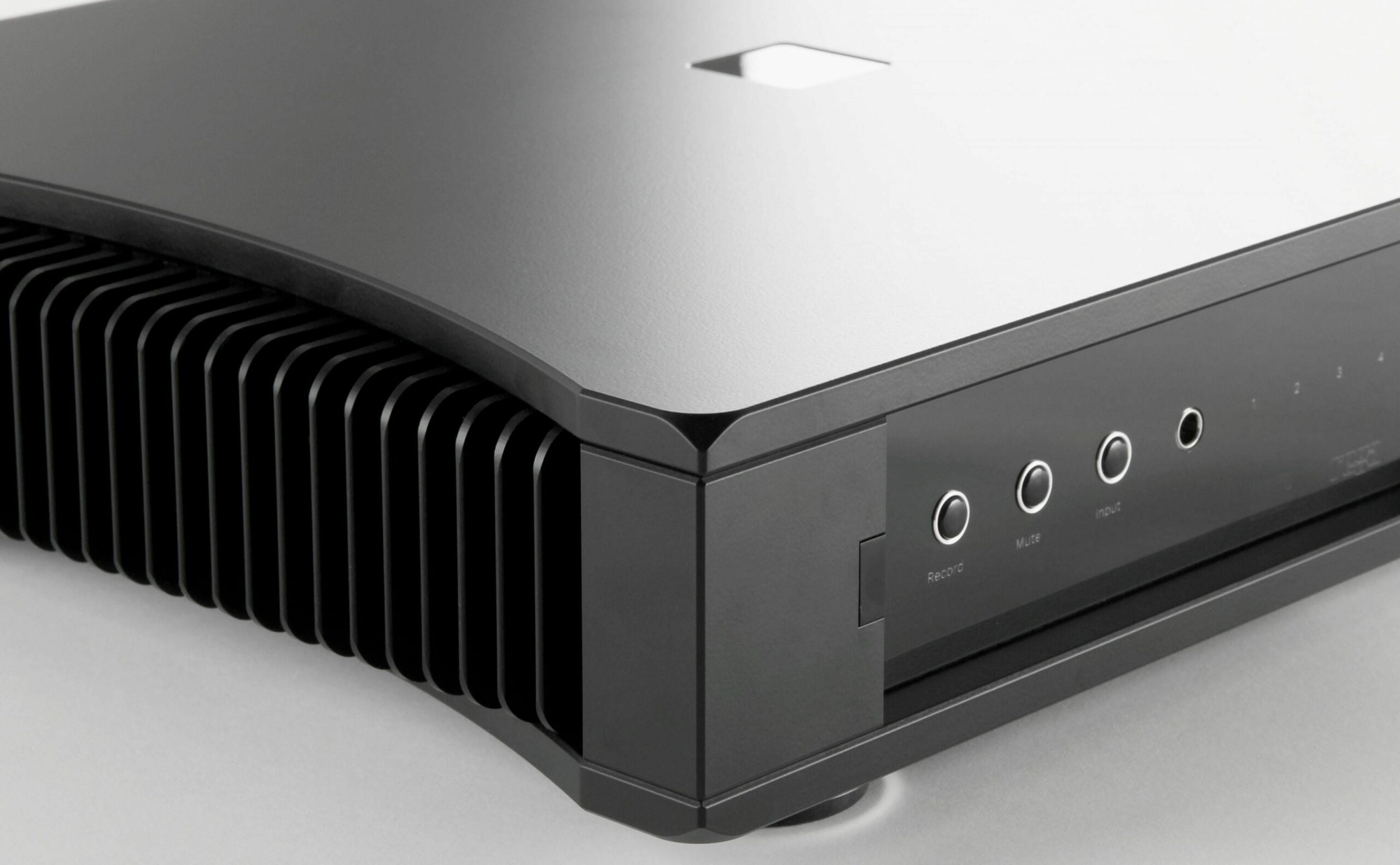 Rega Aethos to wzmacniacz zintegrowany klasy high-end z konstrukcją dual mono, dyskretnym przedwzmacniaczem i topowymi komponentami. Brzmienie bez kompromisów.