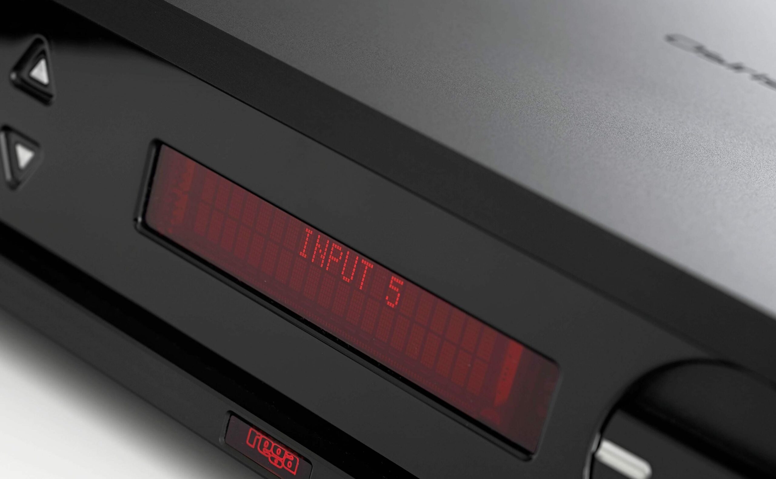 Rega Osiris – referencyjny wzmacniacz stereo klasy hi-end Rega Osiris to wzmacniacz stereo o mocy 162 W, zbalansowanej konstrukcji i minimalistycznej topologii. Niezrównana jakość brzmienia i potężna moc w jednym urządzeniu.