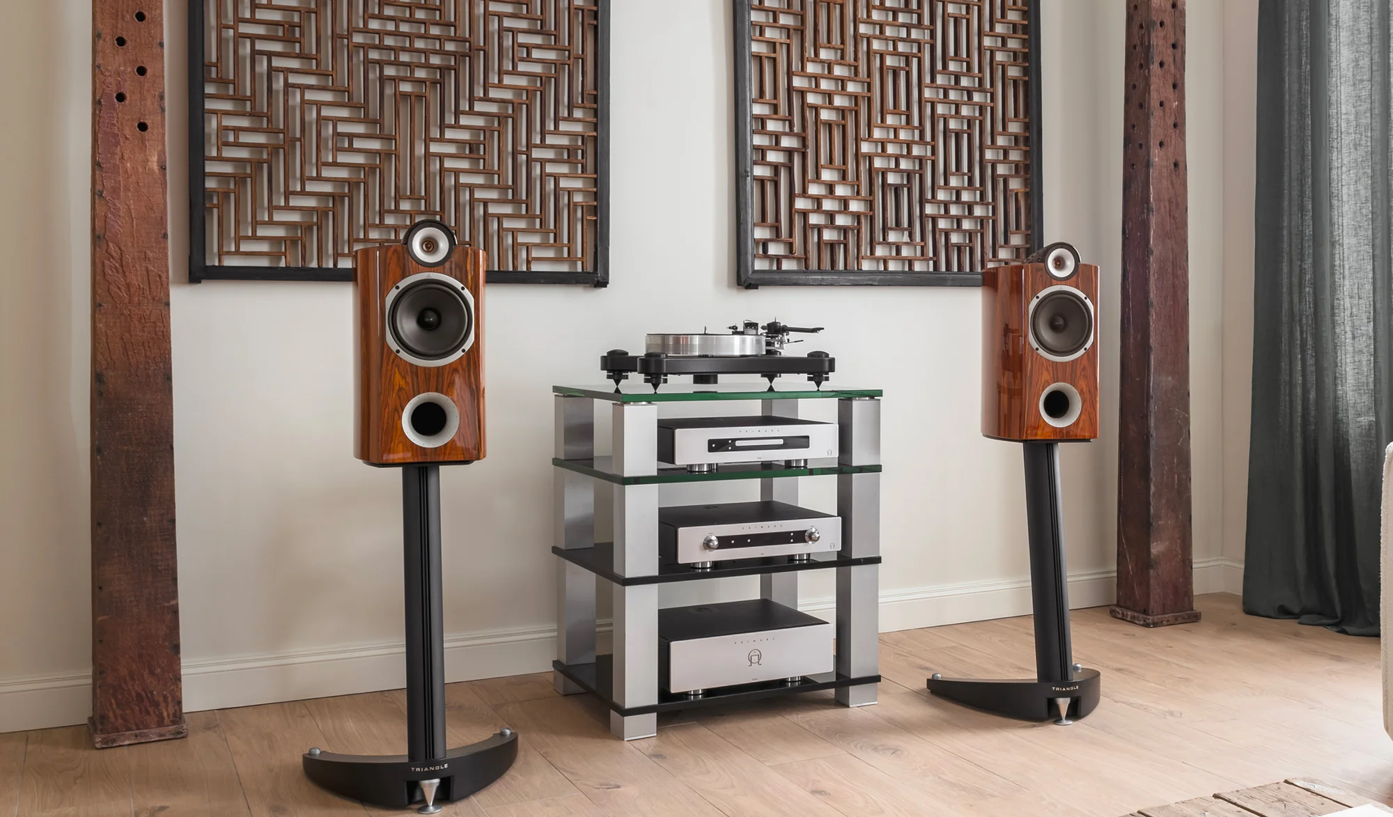 Triangle Signature Theta – Kolumny podstawkowe klasy premium z Francji Triangle Signature Theta to eleganckie, kompaktowe kolumny podstawkowe o brzmieniu zbalansowanym wokół średnich tonów. Produkowane ręcznie we Francji, wykończone naturalną okleiną i lakierem klasy high-end.