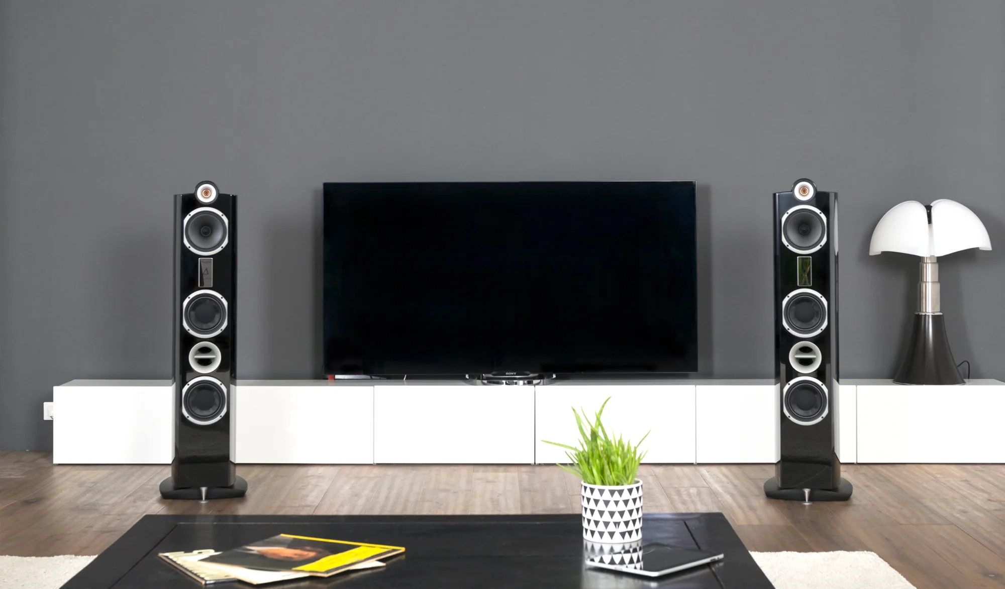 Triangle Signature Delta – Kolumny podłogowe high-end z francuskim rodowodem Triangle Signature Delta to luksusowe kolumny podłogowe produkowane we Francji. Obudowa HDF, tweeter TZ2500, technologia TWIN VENT i neutralne brzmienie klasy premium.