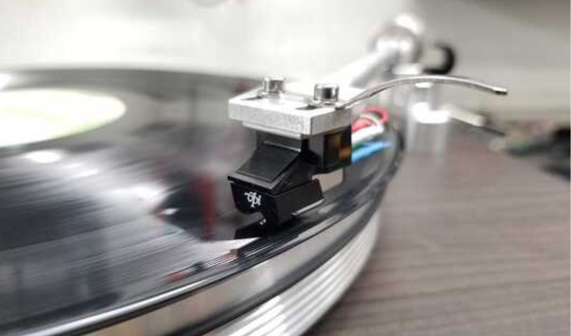 Poznaj wkładkę VPI Shirley – analogową wkładkę MM o eliptycznym szlifie i napięciu 4,0 mV. Idealna do codziennego słuchania z pięknym brzmieniem i hołdem dla dziedzictwa VPI.