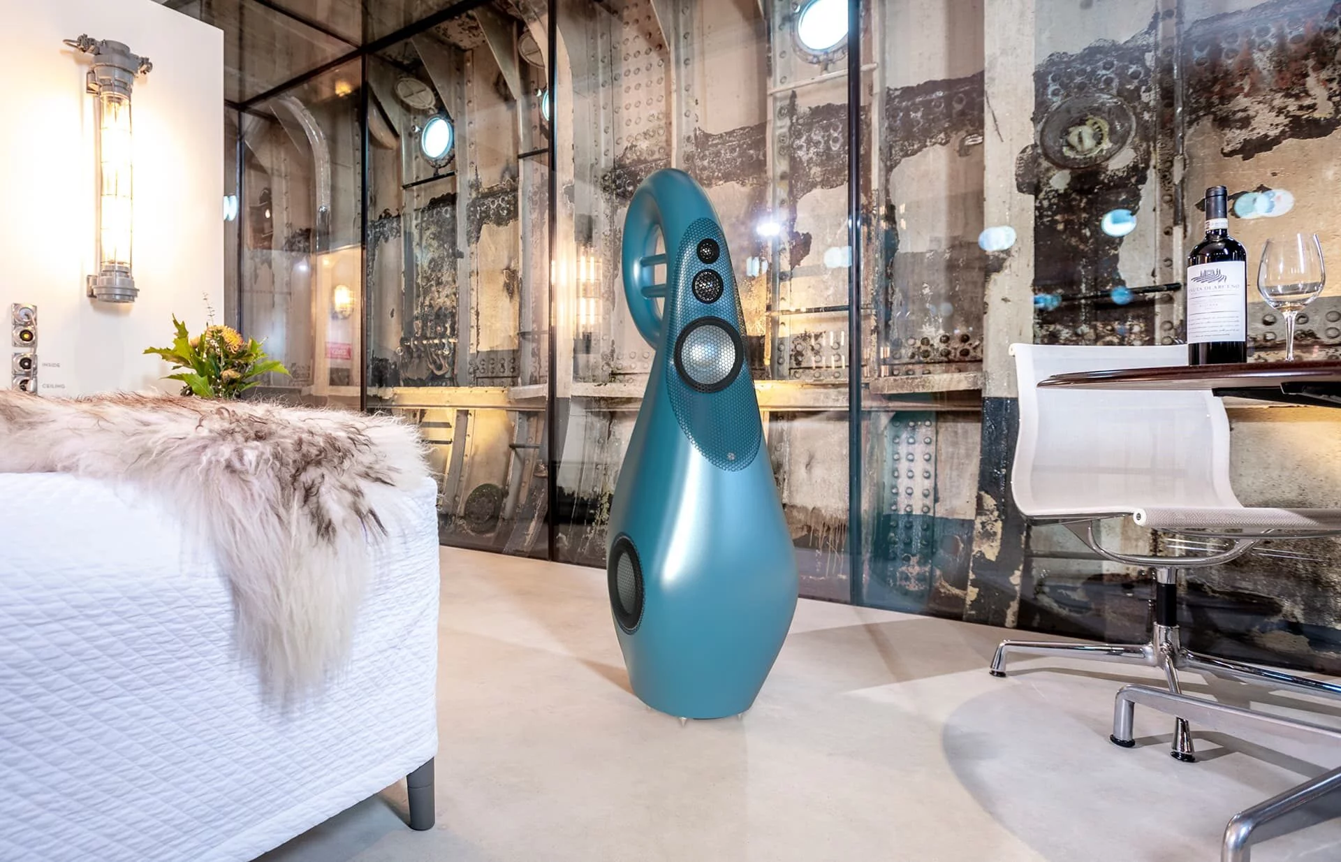 Vivid Audio GIYA G3 to kolumny podłogowe high-end stworzone do mniejszych przestrzeni. Oferują czysty, dynamiczny dźwięk i elegancki design w kompaktowej formie. Idealne do mieszkań i studiów audio. 