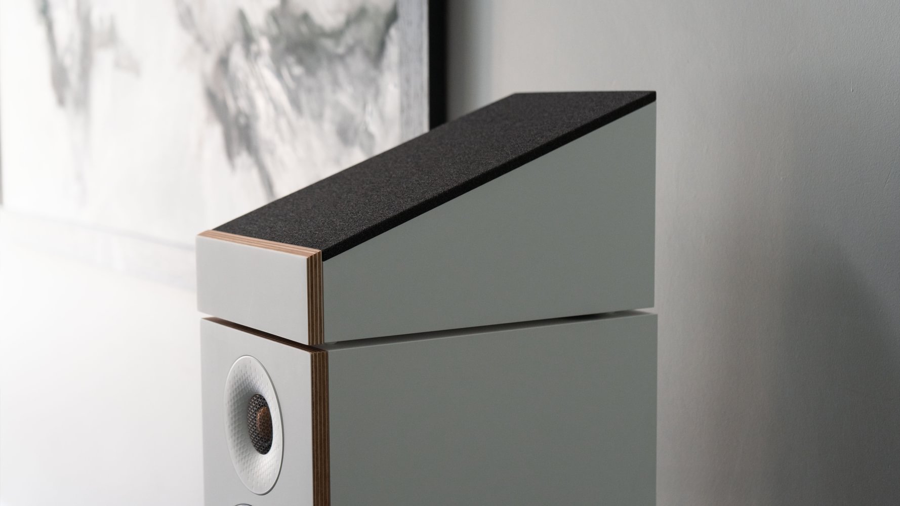 Monitor Audio Bronze AMS 7G – Przestrzenny dźwięk z Dolby Atmos® Głośnik Dolby Atmos® zapewnia realistyczne, trójwymiarowe brzmienie i idealnie pasuje do kolumn Bronze 50 i 300.