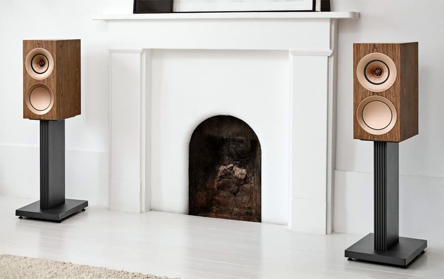 KEF R3 Meta to trójdrożne kolumny podstawkowe z MAT™ i przetwornikiem Uni-Q® 12. generacji. Wyjątkowa jakość dźwięku, mocny bas i referencyjna precyzja w kompaktowej formie.