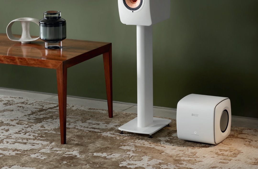 KEF KC62 – kompaktowy subwoofer z aluminiową obudową i potężnym basem KEF KC62 to stylowy, kompaktowy subwoofer z aluminiową obudową i technologią Uni-Core™, który oferuje głęboki bas i dopasowanie do każdego wnętrza. Idealny dla miłośników estetyki i brzmienia.