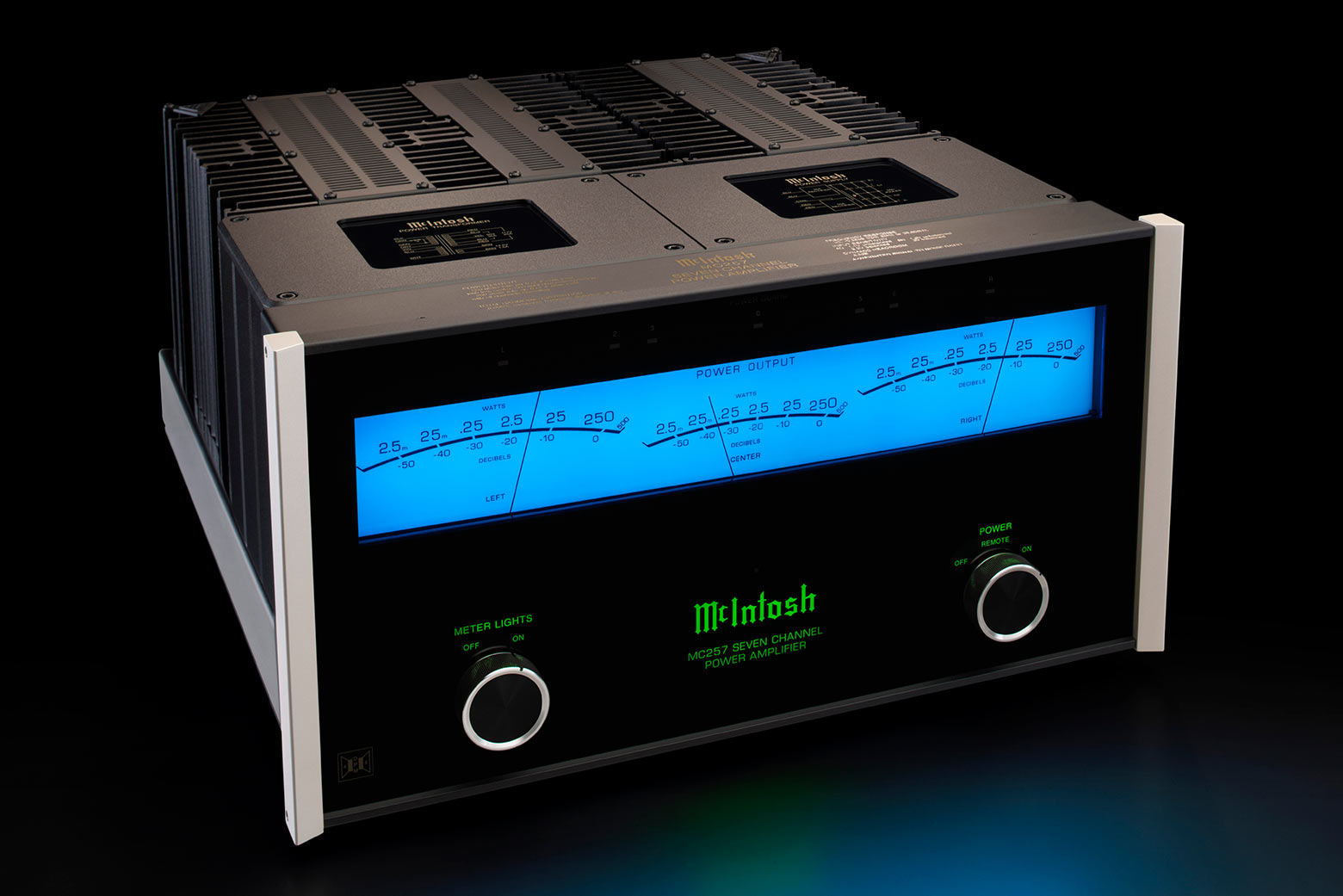 McIntosh MC257 to potężny 7-kanałowy wzmacniacz mocy do kina domowego z technologią TripleView, Dynamic Power Manager i mocą do 250 W na kanał. Perfekcyjny dźwięk filmowy klasy premium.