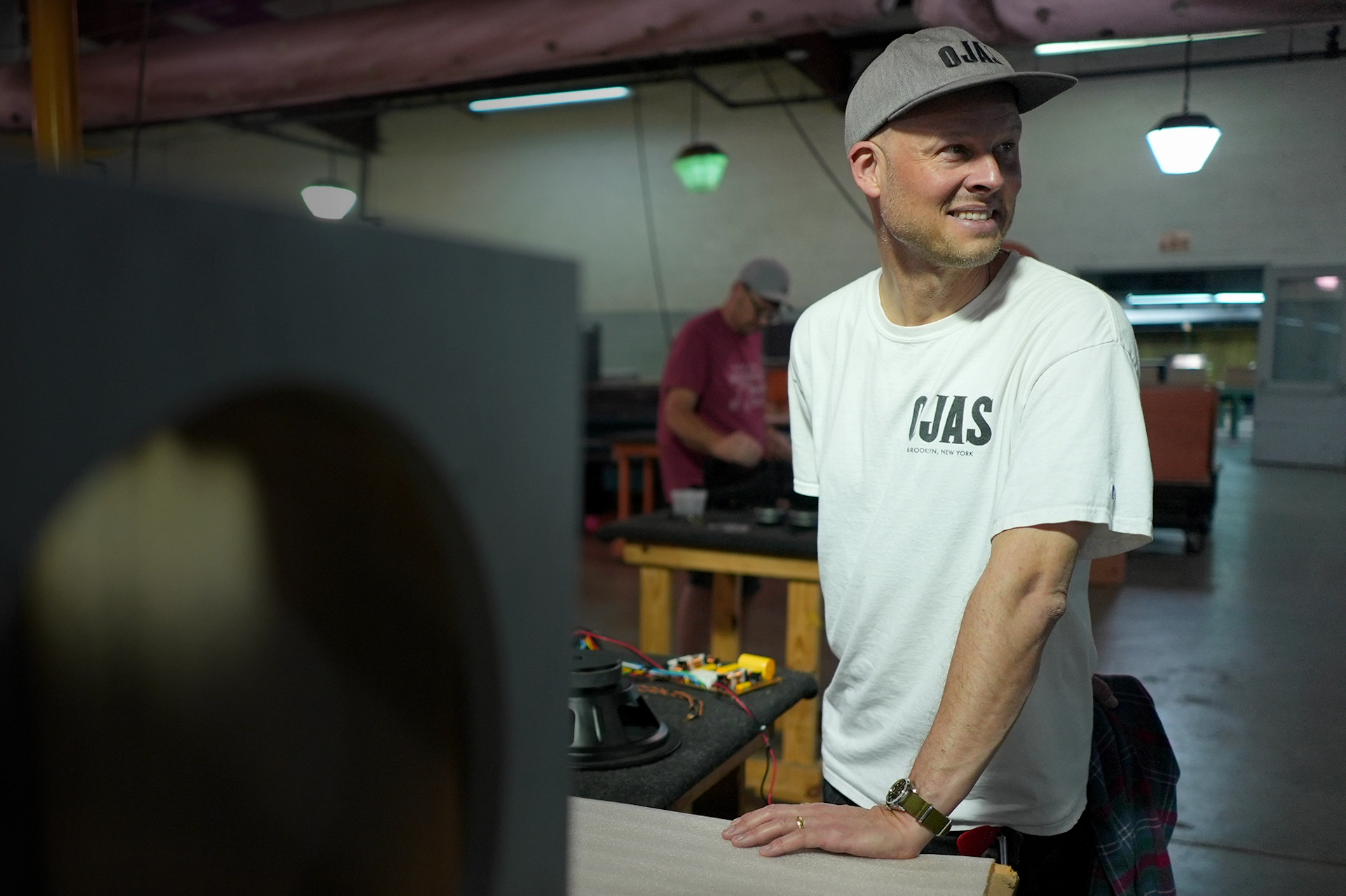 Klipsch + Ojas kO-R1 – Kolumny Głośnikowe o Vintage'owym Stylu i Wyjątkowym Brzmieniu Poznaj kolumny Klipsch + Ojas kO-R1 – unikatowe połączenie klasycznego stylu i nowojorskiego rzemiosła Ojas z legendarną jakością dźwięku Klipsch. Idealne dla audiofilów ceniących retro design i bezkompromisowe brzmienie.