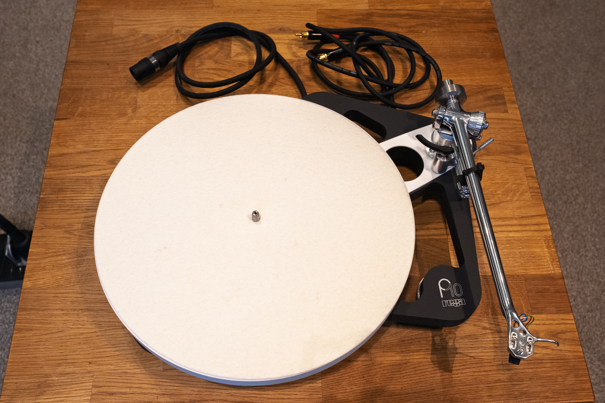 Gramofon Rega Planar 10 to high-endowa konstrukcja z ramieniem RB3000, ceramicznym talerzem i ultralekkim cokołem. Maksymalna sztywność, minimalne rezonanse i brzmienie klasy premium.