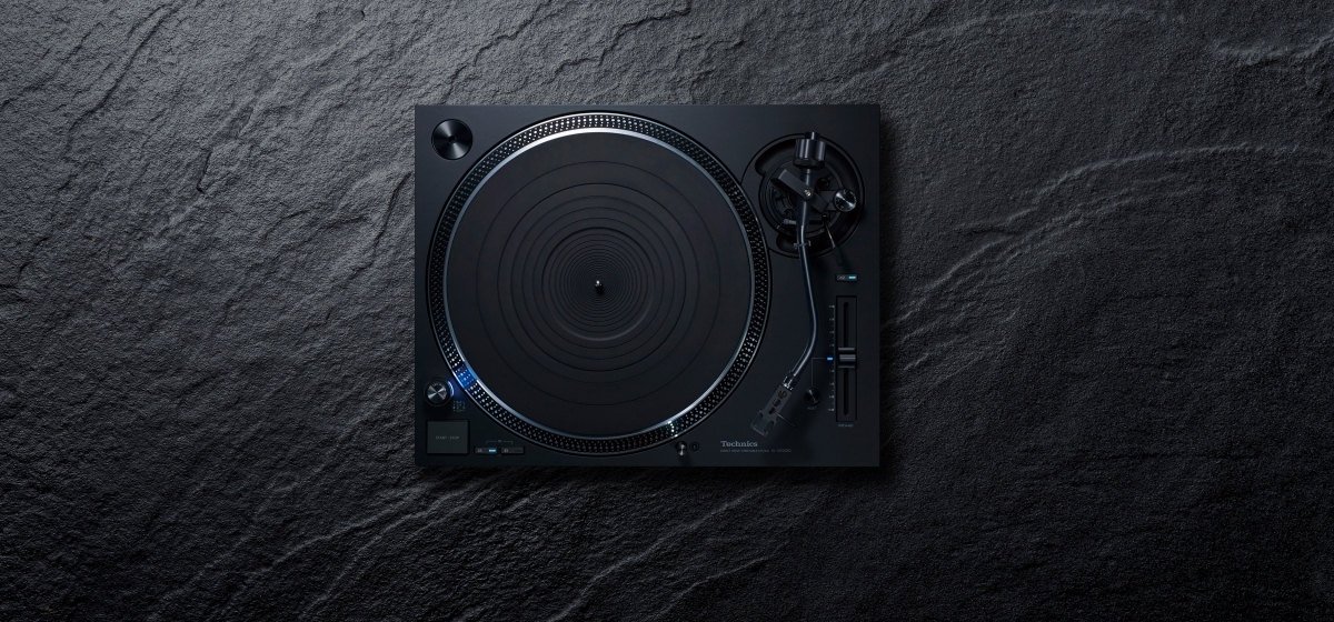 Technics SL-1210GR2 – Profesjonalny gramofon z napędem bezpośrednim i silnikiem ΔΣ Gramofon Technics SL-1210GR2 oferuje wyjątkową jakość dźwięku dzięki napędowi z przetwornikiem ΔΣ, precyzyjnemu ramieniu i tłumionemu talerzowi. Idealny dla audiofilów i profesjonalistów.
