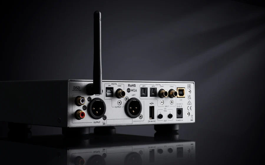 Audiolab D7 to zaawansowany DAC z ES9038Q2M, Bluetooth aptX HD, MQA i wzmacniaczem słuchawkowym klasy A. Idealny do hi-fi i słuchawek.