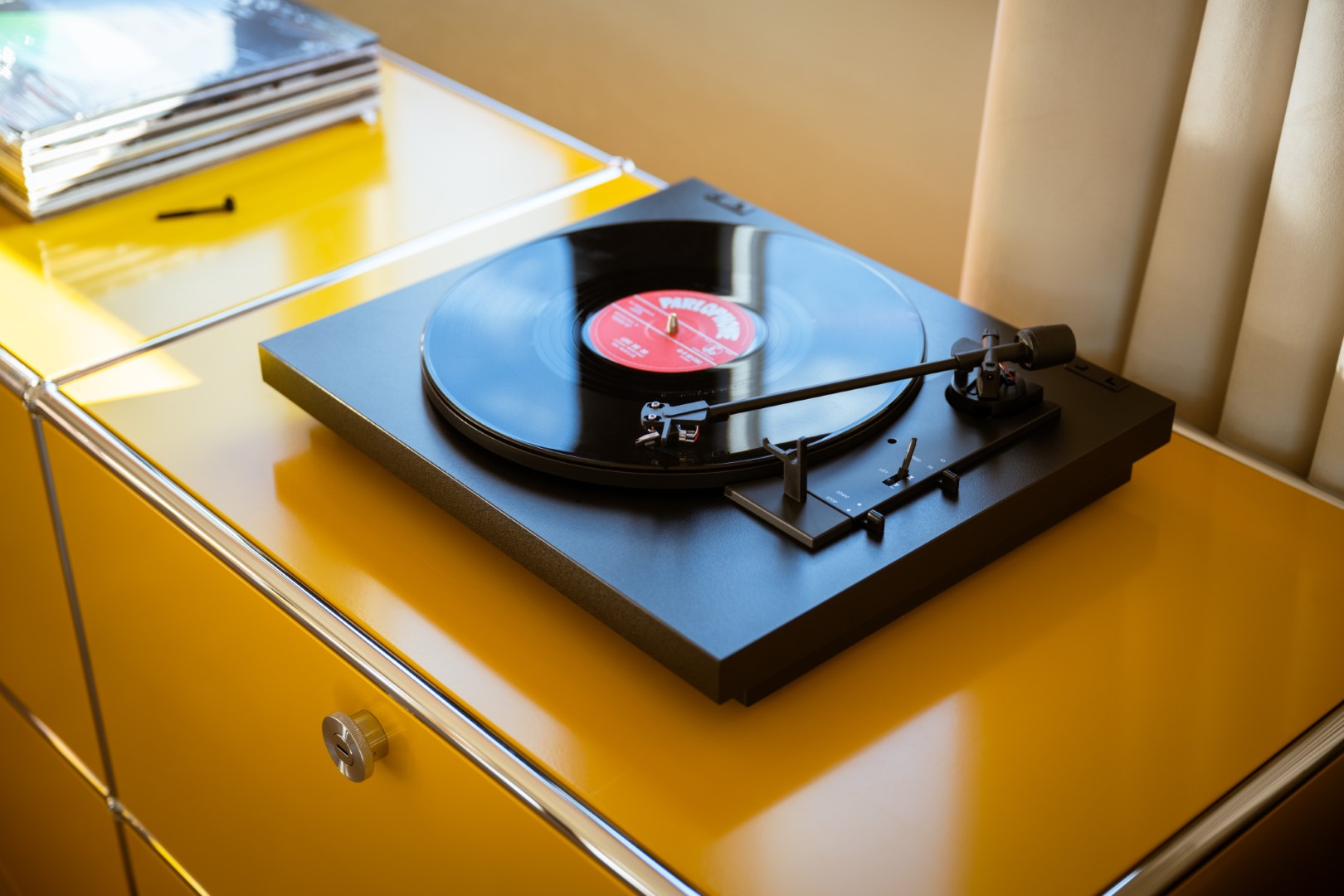 Pro-Ject A1.2 to w pełni automatyczny gramofon z ramieniem 8,3