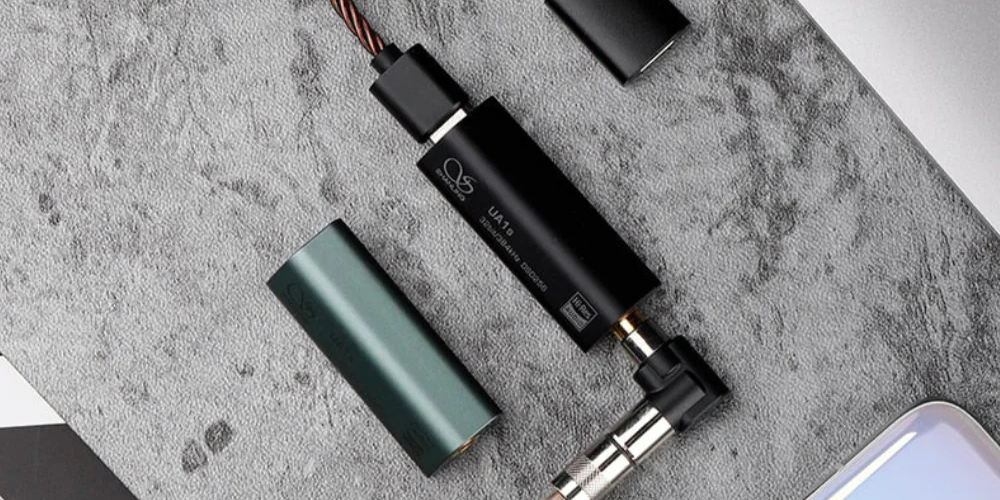 Shanling UA1s wykorzystuje układ ES9219C, który gwarantuje wysoki stosunek sygnału do szumu (117 dB) i minimalne zniekształcenia harmoniczne na poziomie zaledwie 0,0007%. Dzięki temu dźwięk jest precyzyjny, pełen detali i pozbawiony zakłóceń. Urządzenie obsługuje formaty PCM do 32-bit/384 kHz oraz DSD do 256x, co sprawia, że smartfon może zamienić się w wysokiej klasy odtwarzacz muzyczny.