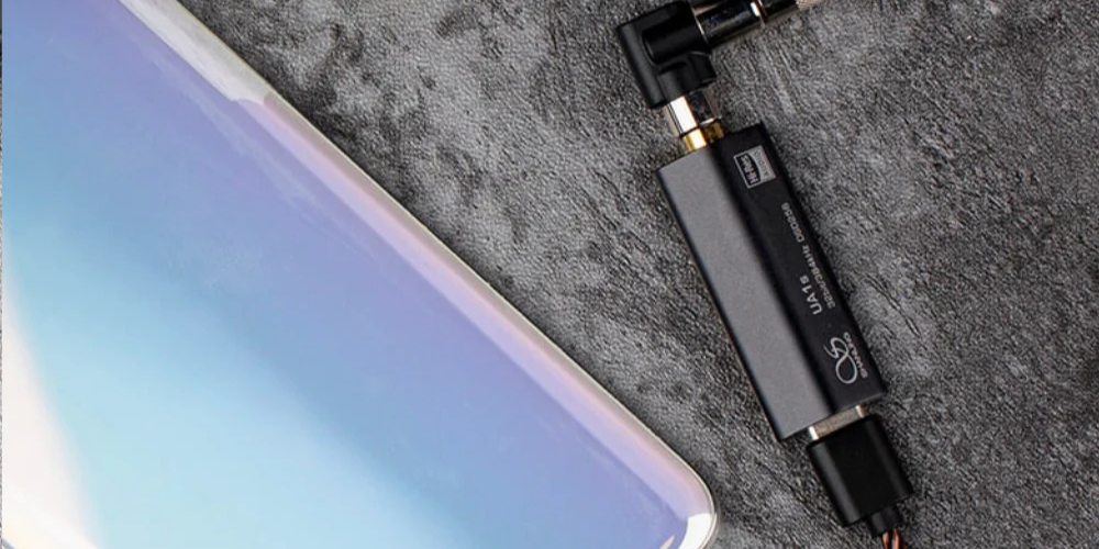 Shanling UA1s wykorzystuje układ ES9219C, który gwarantuje wysoki stosunek sygnału do szumu (117 dB) i minimalne zniekształcenia harmoniczne na poziomie zaledwie 0,0007%. Dzięki temu dźwięk jest precyzyjny, pełen detali i pozbawiony zakłóceń. Urządzenie obsługuje formaty PCM do 32-bit/384 kHz oraz DSD do 256x, co sprawia, że smartfon może zamienić się w wysokiej klasy odtwarzacz muzyczny.