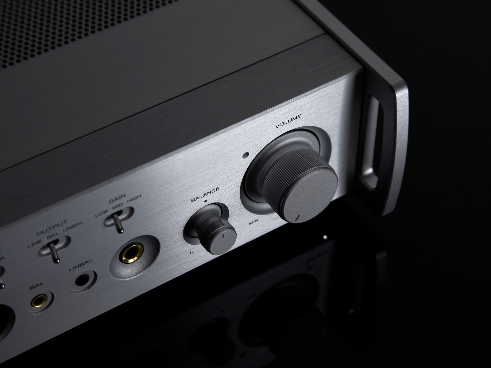 Odkryj TEAC HA-507 – analogowy wzmacniacz słuchawkowy i przedwzmacniacz oferujący najwyższą jakość dźwięku. Idealny wybór dla audiofilów ceniących czystość brzmienia i elegancki design.