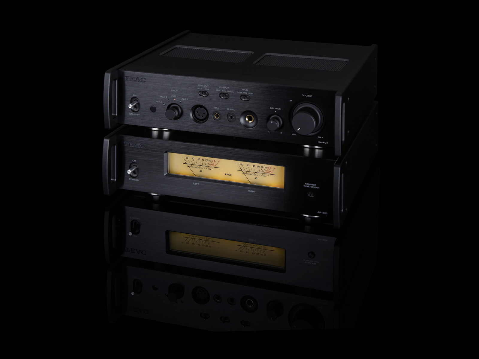 Odkryj TEAC HA-507 – analogowy wzmacniacz słuchawkowy i przedwzmacniacz oferujący najwyższą jakość dźwięku. Idealny wybór dla audiofilów ceniących czystość brzmienia i elegancki design.