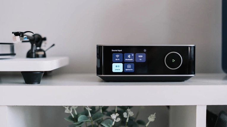 WiiM Amp Ultra to zintegrowany wzmacniacz i streamer z Wi-Fi 6E, HDMI ARC, DAC ESS i kalibracją pomieszczenia. 200W mocy i dźwięk klasy premium.